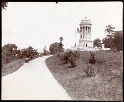 Vista del Monumento ai Soldati e Marinai e una bandiera a mezz